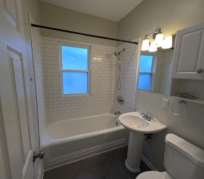 Building Photo - 821 Lake St