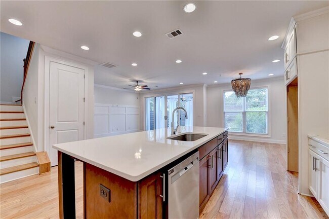 Building Photo - 341 Bailey Walk