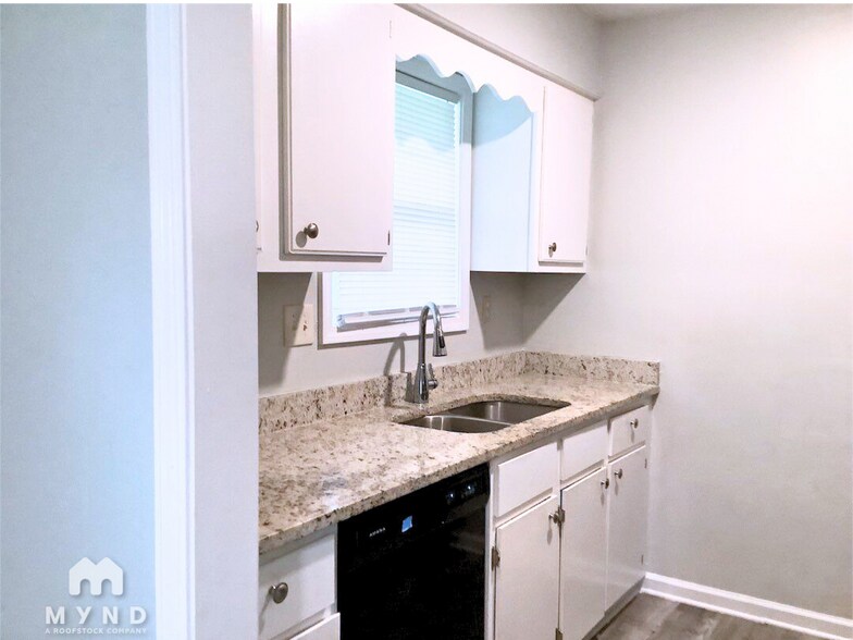 Building Photo - 6255 Somerset Dr