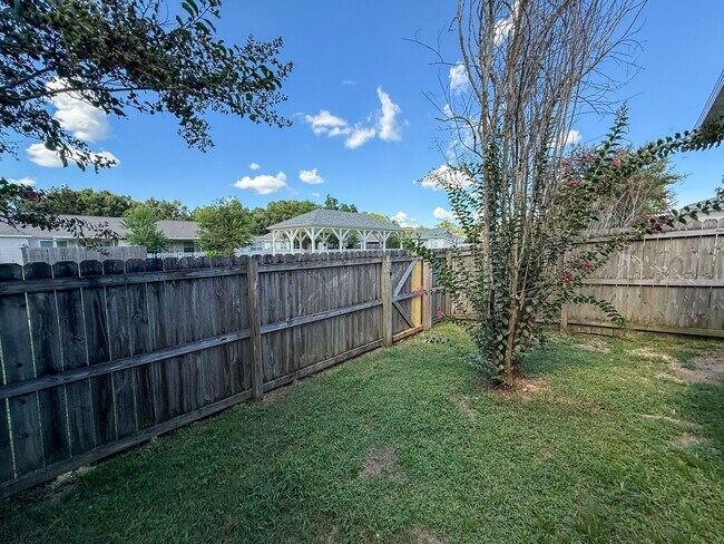 Building Photo - 2 bedroom 2 bath townhouse with community ...