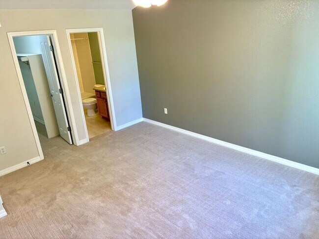 Building Photo - Beautiful and Spacious 3 Bed, 3.5 Bath Townhome in SE Fort Collins. Detached 1 Car Garage. Water/...