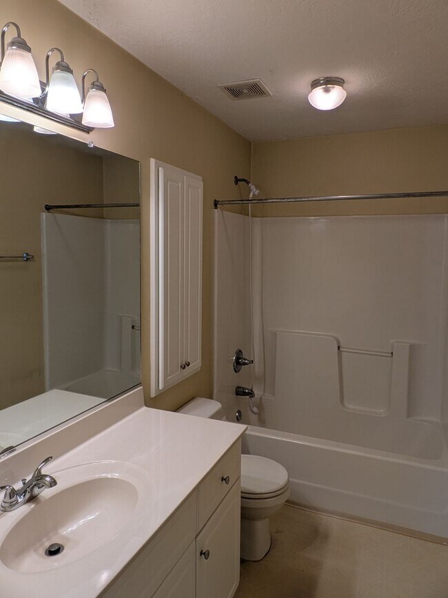 Building Photo - 407 Flowing Creek Dr