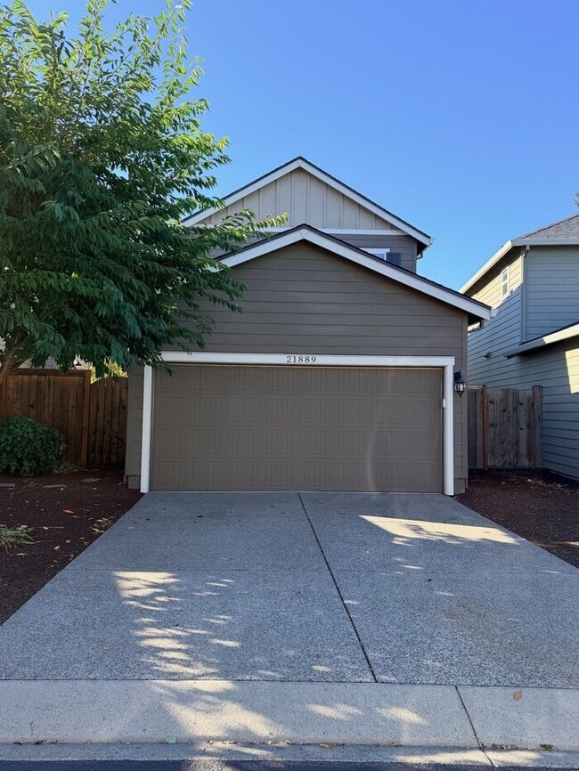 Building Photo - Beautiful Craftsman-Style Home is Ready Fo...