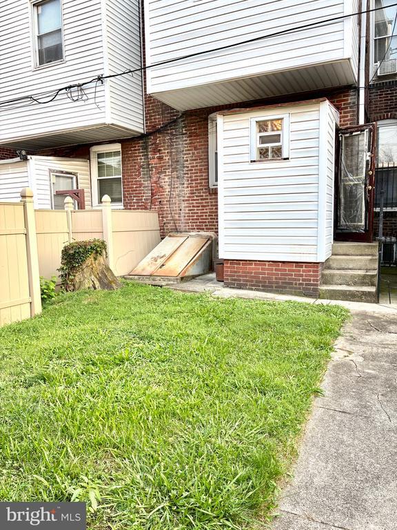 Building Photo - 1305 Dyre St