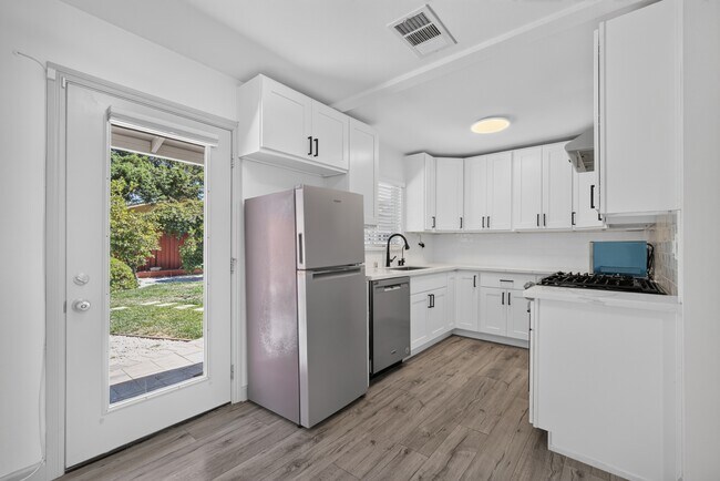Building Photo - 2018 Redbush Terrace