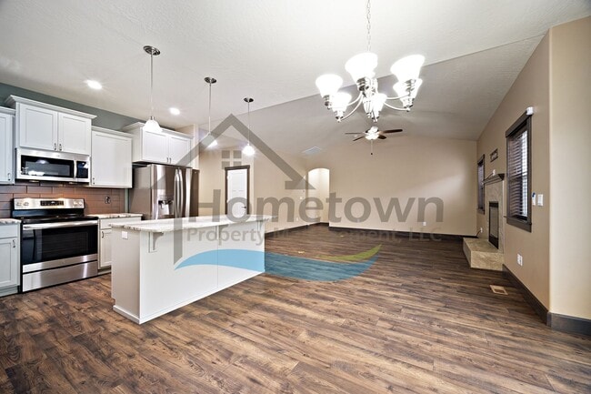 Building Photo - 3 Bedroom 2 Bathroom Home with Attached 3 Car Garage Available in Coeur d'Alene!