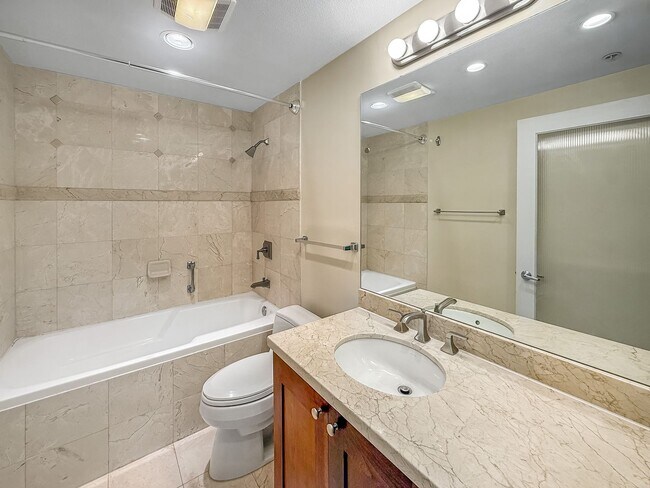 Building Photo - Stunning 2B+Den/2BA Condo in Downtown San ...