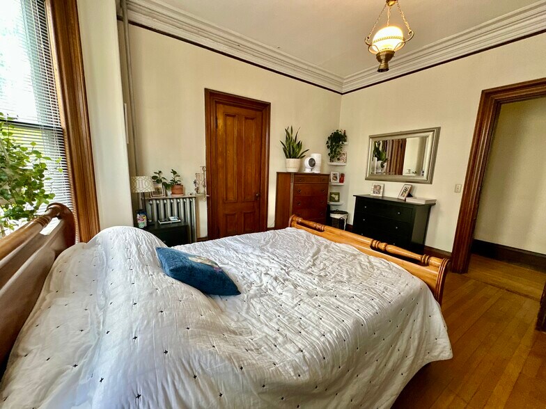 Building Photo - 49 Burroughs St