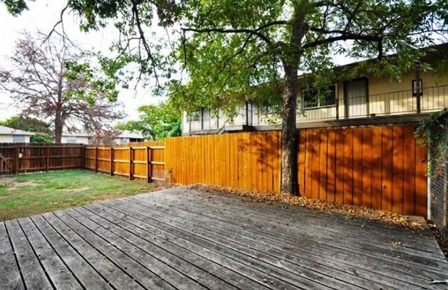 Building Photo - 4 Bedroom With Fenced Yard and Off-Street ...