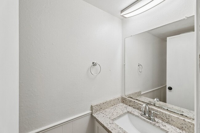 Building Photo - 3 bedroom 2.5 bath - NW Highway and Rockwell