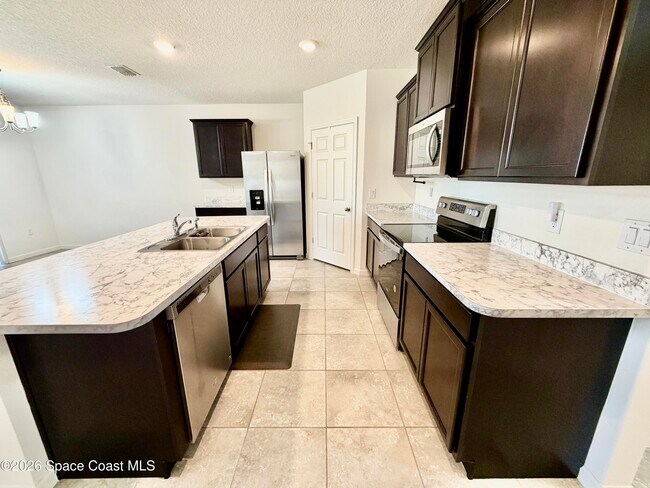 Building Photo - 388 Coyote Dr