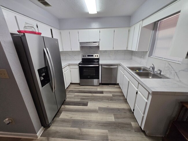 Building Photo - 3/2- Adorable home in Northwood Pines