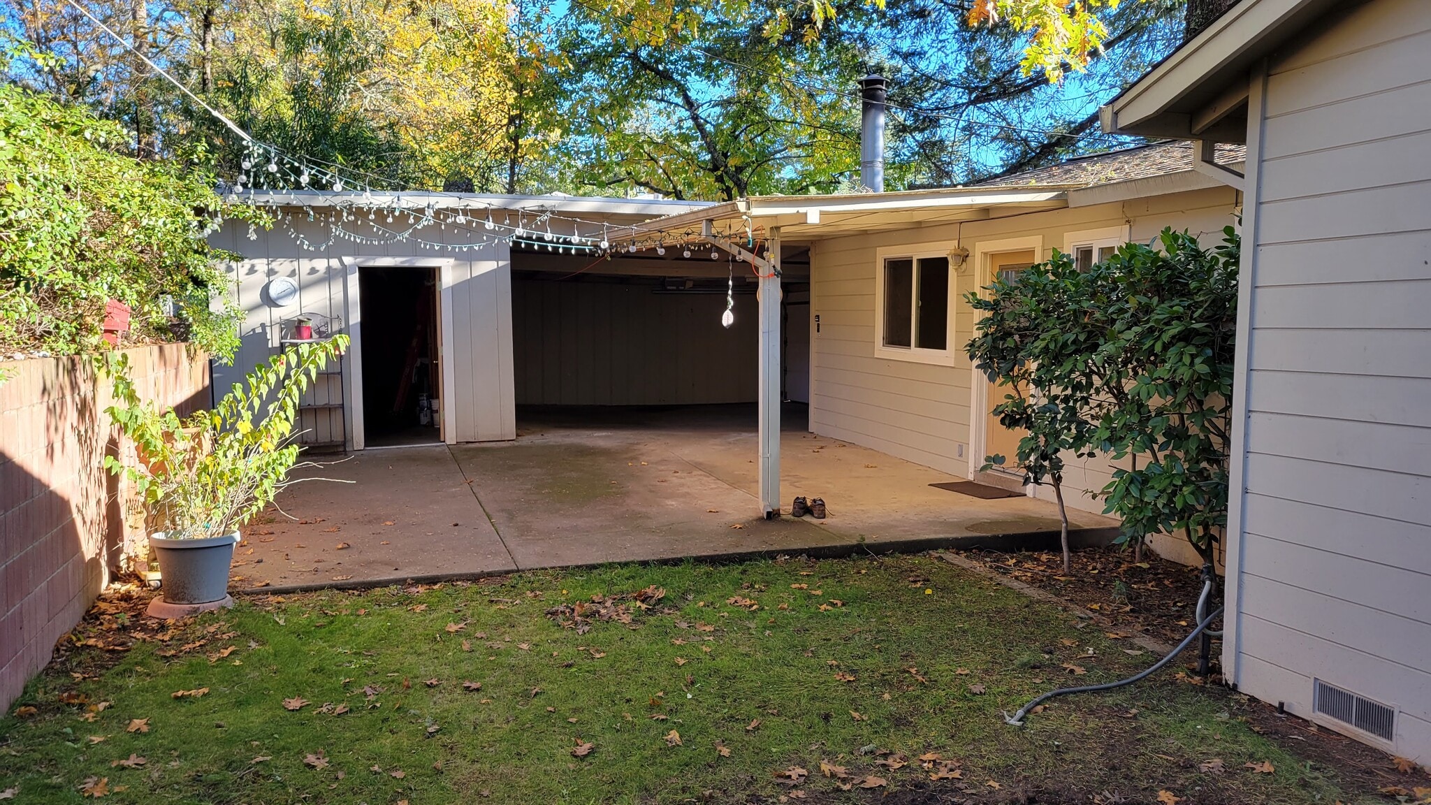Building Photo - 450 Sky Oaks Dr