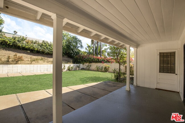 Building Photo - 2332 Hillhurst Ave