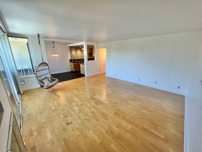 Building Photo - Modern 2 bedroom Gem Near Bixby Park | Private Balcony & Secured Parking