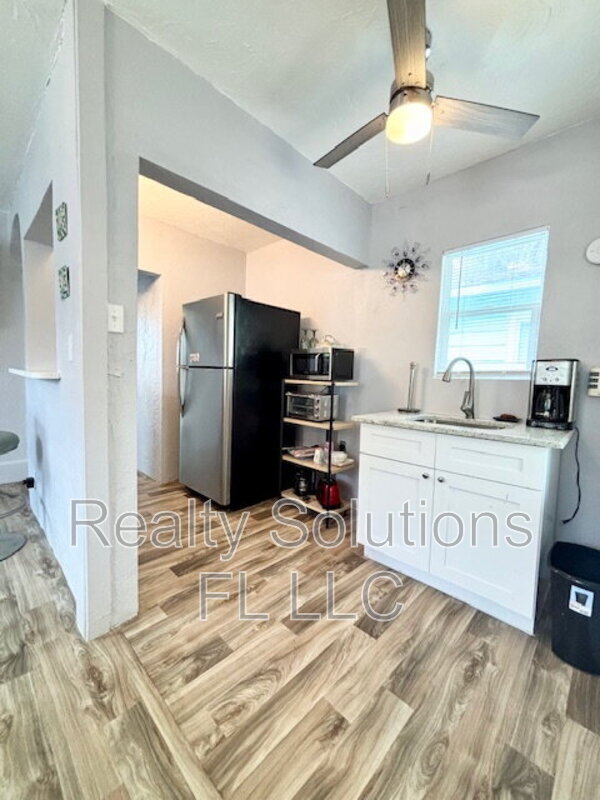 Building Photo - 418 Daytona St