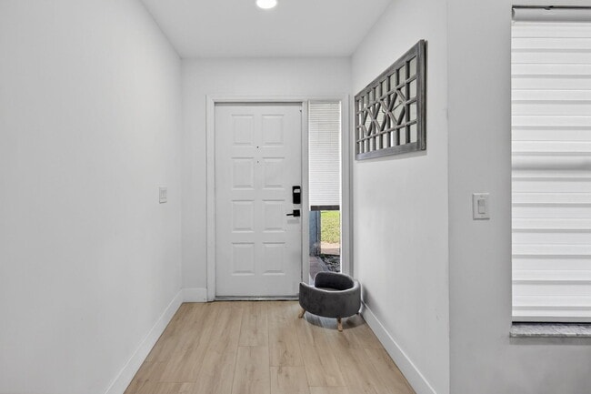 Building Photo - 481 SW Aster Rd