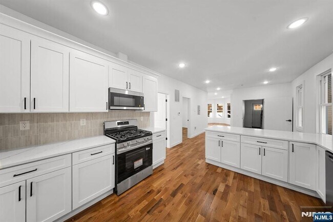 Building Photo - 319 William St