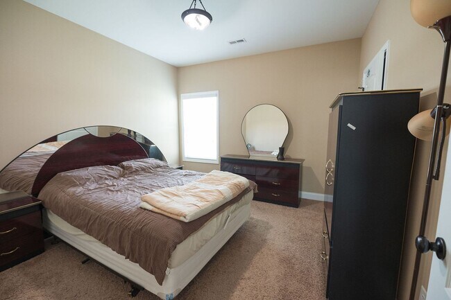 Building Photo - Spacious stunning 5-Bedroom 4 bathroom Home in a Desirable Neighborhood in Summerfield NC