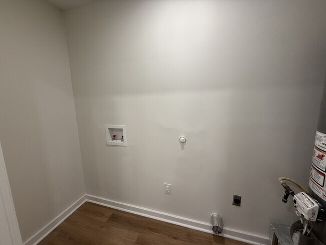 Building Photo - 3739 Rhea Ave