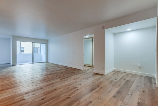 Building Photo - 435 N Oakhurst Dr