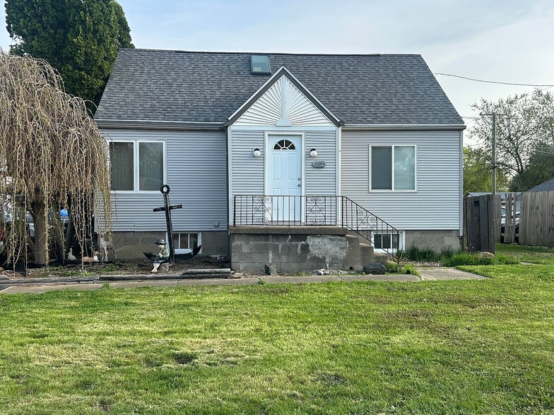 Primary Photo - 1025 E Broadway St
