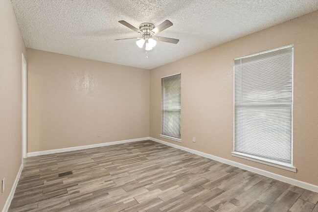Building Photo - Spacious & Modernized Duplex Living in Southwest Fort Worth
