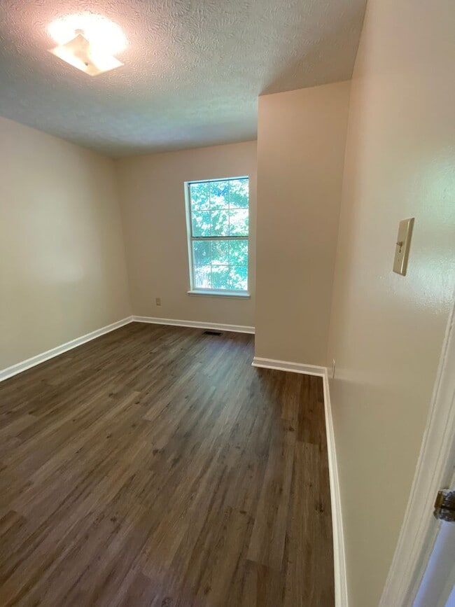 Building Photo - Raintree