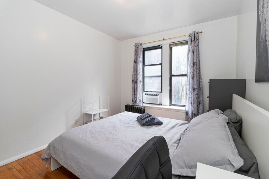 Building Photo - 335 E 94th St