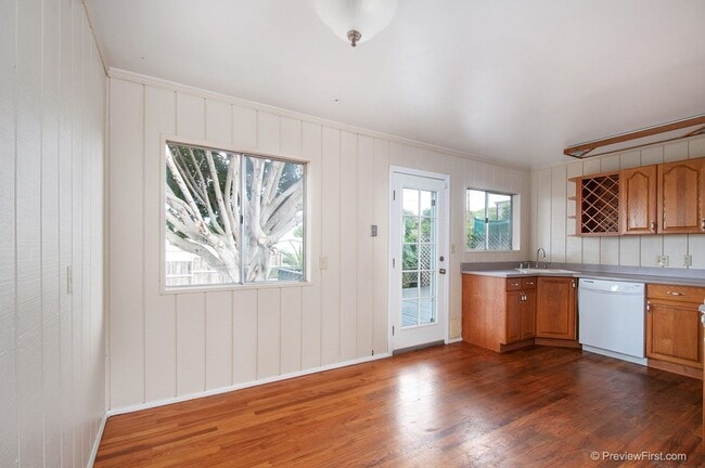 Building Photo - Super Cute Beach Cottage on an Oversized O...