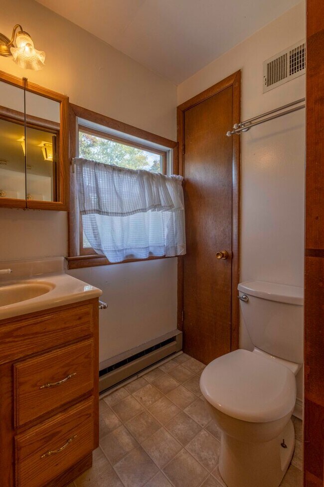 Building Photo - Cozy 4 Bedroom/2 Bathroom Detached Home in...