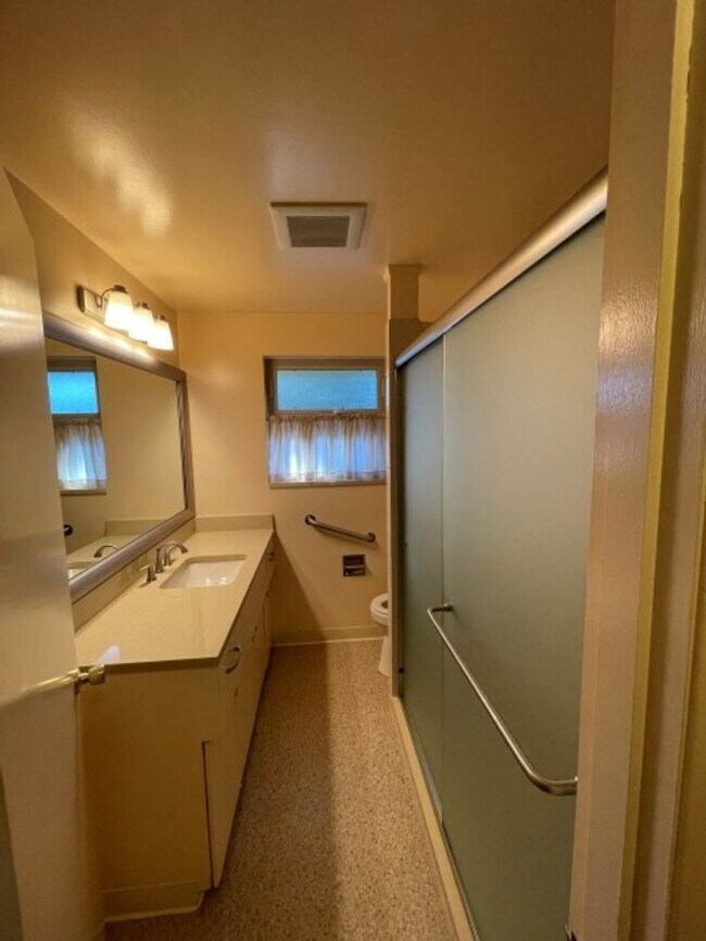 Building Photo - 3Bd/1.75Ba Shoreline House