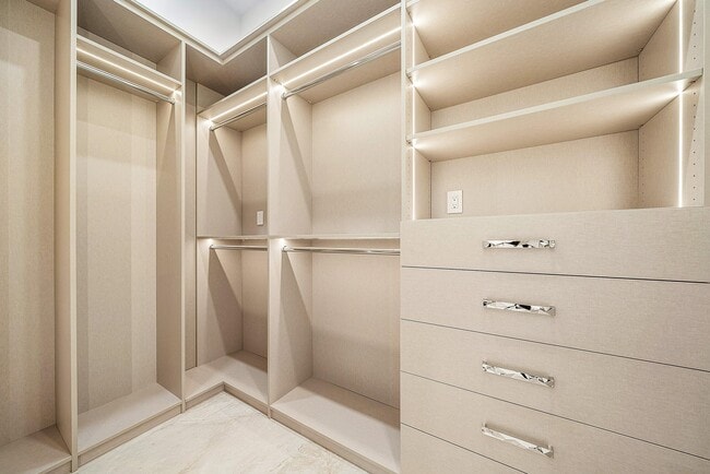 Building Photo - 2650 NE 48th Ct