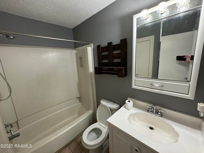 Building Photo - 107 Village Ln