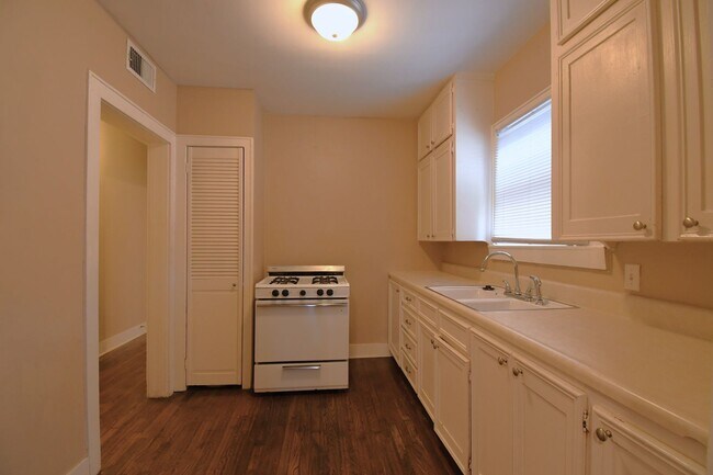 Building Photo - 502 S Fannin Ave