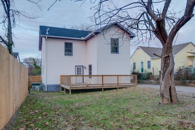 Building Photo - 410 E Trinity Ln