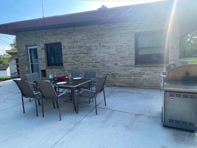 Building Photo - 506 N 91st St