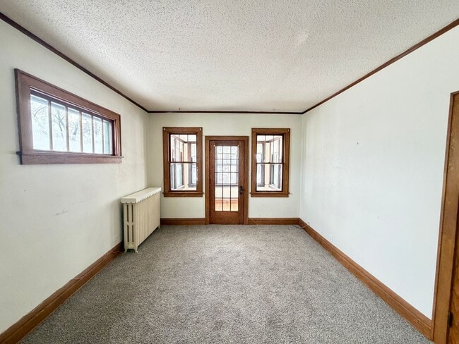 Building Photo - 2 Bedroom w/ Garage Option - AVAILABLE APRIL 24TH!