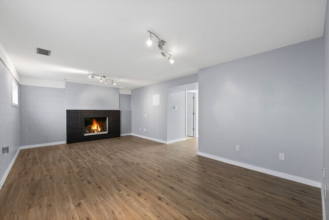 Building Photo - Spacious 3-Bed + Bonus Room in Lakewood | ...