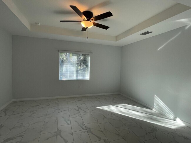 Building Photo - **SHOWS LIKE NEW!**