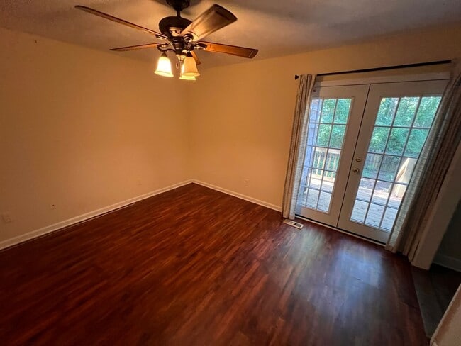 Building Photo - 279 Ivy Ln