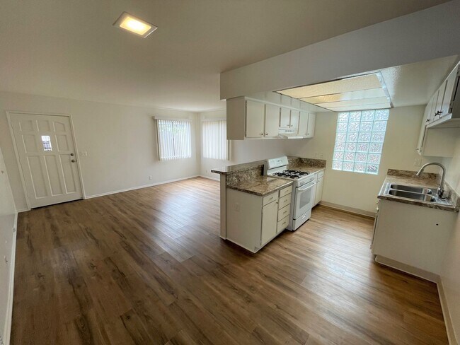 Building Photo - Upgraded 1+1 Midtown Duplex
