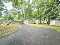 Building Photo - 5 Maple Ct