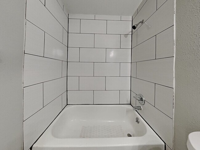 Building Photo - Updated 3-Bed Home with Granite Kitchen Near Shopping & Highways – Independence, MO