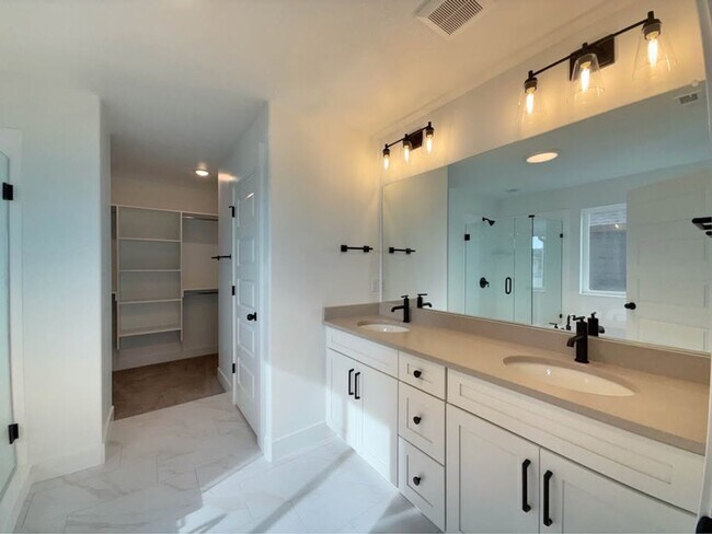 Building Photo - 3759 950 N