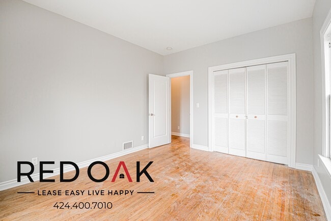 Building Photo - 109 S Sycamore Ave