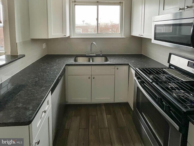 Building Photo - 1409 N 76th St