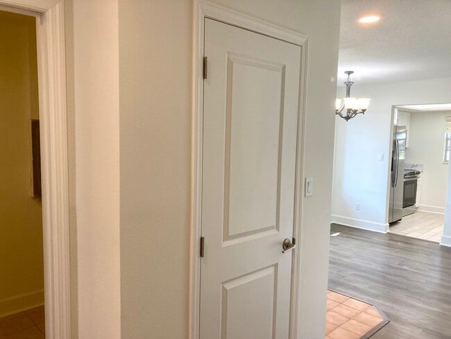 Building Photo - 2 bedroom, 2 bath condo ready to go!