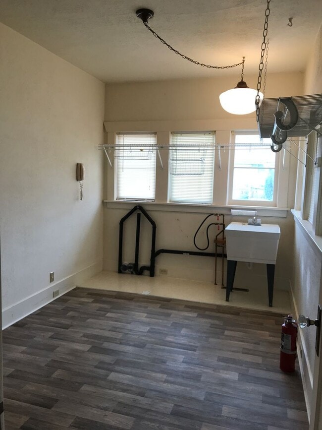 Building Photo - 212 N 6th Ave