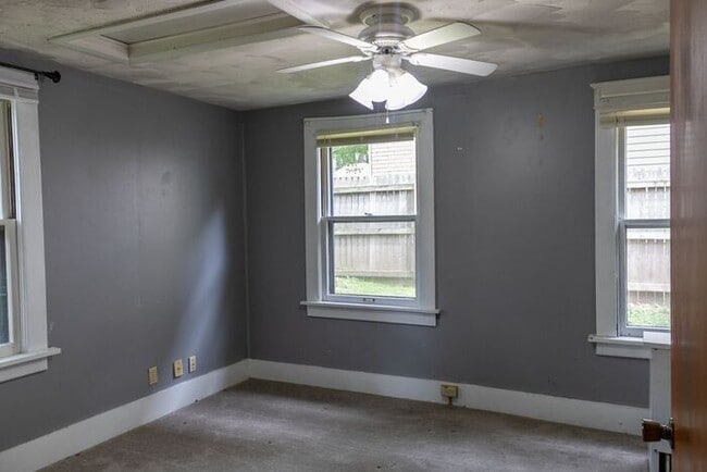 Building Photo - $2,100 | 3 Bedroom, 2 Bathroom House | Pet...